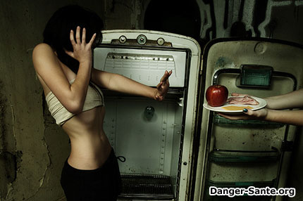 femme anorexique avec son repas